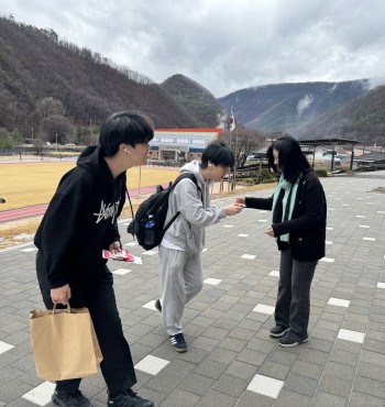 등굣길 아웃리치를 통해 아침 등교 시간 청소년들과 반갑게 인사를 나누고 센터를 소개하는 시간을 가졌습니다.
준비한 홍보물을 전달하며 청소년상담복지센터와 1388청소년지원단을 알리고, 도움이 필요할 때 언제든 찾아올 수 있도록 따뜻한 응원의 마음도 함께 전했습니다.
앞으로도 청소년들에게 한 걸음 더 가까이 다가가는 영월군청소년상담복지센터가 되겠습니다.