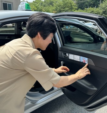 2024년 7월4일 세경대학교 앞 공용주차장에서 개인택시영월군지부와 스티커부착식을 진행했습니다~
개인택시영월군지부는 지난 6월5일 저희 센터에서 1388청소년지원단과 업무협약을 맺고 1388청소년지원단에 단체로 가입을 했습니다.
이번 스티커부착식은 개인 택시 내부와 외부에 1388청소년전화와 청소년상담복지센터를 알리는 홍보 스티커를 부착했으며 이를 통해 청소년들이 필요할 때 언제든지 도움을 받을 수 있는 방법을 알리고, 다양한 상담 및 복지 지원 서비스를 보다 효과적으로 홍보하는데 큰 역할을 할 것으로 기대됩니다.