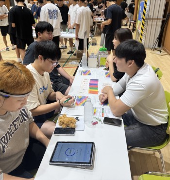 저희 센터는 2025년 7월 17일, 영월고등학교 축제 현장에서 체험 부스를 운영하여 학생들과 교직원을 대상으로 다양한 심리 체험 활동을 진행했습니다.

이번 부스에서는

색채심리검사를 통해 자신의 현재 감정 상태와 성향을 탐색해보고,

뇌파 측정을 통해 스트레스 수준과 집중도 상태를 확인하는 기회를 제공하였습니다.

학생들은 간단한 검사를 통해 자신의 심리적 특성과 스트레스 상태를 이해할 수 있었으며, 체험 후에는 스스로를 돌아보는 계기가 되었다는 긍정적인 반응을 보였습니다.

앞으로도 청소년상담복지센터는 청소년들의 심리 건강 증진을 위한 다양한 체험 프로그램과 지원을 지속해 나갈 예정입니다.