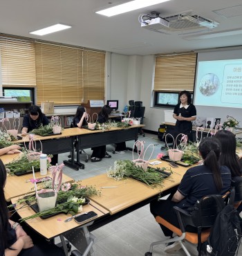 저희 센터에서는 7월 16일 수요일 센터 집단상담실에서 석정여자중학교 또래상담자 동아리를 대상으로
『또래상담자 동아리 활동 지원 프로그램』을 진행하였습니다.

이번 프로그램은 또래상담자의 역량 강화를 위해 전문 강사를 초청하여
상담 기초 소양과 실습 중심의 맞춤형 교육으로 구성되었으며,
또래상담자들이 더욱 자신감을 가지고 친구들의 고민에 귀 기울일 수 있도록
다양한 활동을 통해 지지와 공감의 힘을 배울 수 있는 시간이 되었습니다.

앞으로도 청소년들의 건강한 관계 형성과 성장을 응원하며
또래상담자들의 지속적인 활동을 지원해 나가겠습니다.