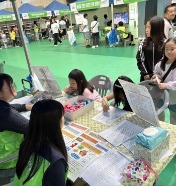 영월군청소년상담복지센터는 2026 영월군 청소년의 달 기념행사 「필·통(Feel이 通하는) 한마당」에 참여하여 다양한 체험부스를 운영하였습니다.

이번 행사에서 센터는 ‘나만의 키캡 만들기’와 또래상담자가 직접 진행한 ‘나만의 동물유형 찾기’ 부스를 운영하며 청소년들과 소통하는 시간을 가졌습니다.

‘나만의 키캡 만들기’ 부스에서는 자신만의 개성을 담은 키캡을 제작하며 창의성을 발휘할 수 있도록 하였으며, ‘나만의 동물유형 찾기’ 부스에서는 또래상담자들이 참여 청소년들의 성격 유형을 함께 알아보고 서로를 이해하는 활동을 진행하였습니다.

특히 또래상담자들이 직접 부스를 운영하며 책임감과 리더십을 기를 수 있었고, 행사에 참여한 청소년들에게 긍정적인 또래문화와 건강한 소통의 중요성을 알리는 뜻깊은 시간이 되었습니다.