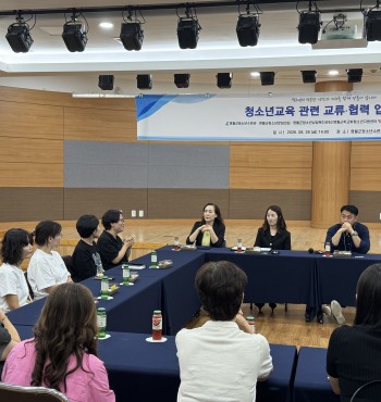 영월군청소년상담복지센터·영월군학교밖청소년지원센터는 영월군청소년수련관, 영월군청소년문화의집 등 지역 청소년기관과 함께 한국방송통신대학교 청소년교육복지상담학과와 청소년교육 및 활동의 활성화를 위한 업무협약을 체결하였습니다.

영월군청소년상담복지센터·영월군학교밖청소년지원센터와 한국방송통신대학교 청소년교육복지상담학과는 청소년기관 현장실습을 위한 상호 협력, 청소년교육 현장 탐방 및 견학, 청소년지도자의 현장역량 강화를 위한 협력, 청소년교육 및 활동프로그램 개발과 운영, 청소년 관련 교류·협력사업 개발 및 공동 이행 등 다양한 분야에서 상호 협력해 나가기로 하였습니다.

이번 업무협약을 통해 청소년교육 및 상담·복지 분야를 전공하는 학생들에게 청소년기관의 다양한 현장 경험과 실무를 접할 수 있는 기회를 제공하고, 지역 청소년기관 종사자들의 전문성과 현장역량을 강화하는 등 대학과 청소년교육 현장 간의 실질적인 교류를 확대할 수 있을 것으로 기대하고 있습니다.

앞으로도 청소년의 건강한 성장과 발달을 지원하기 위한 다양한 청소년교육 및 활동 프로그램을 공동으로 개발·운영하고, 청소년 관련 교류 및 협력사업을 지속적으로 발굴하여 지역사회 청소년교육 활성화를 위해 노력해 나가겠습니다.