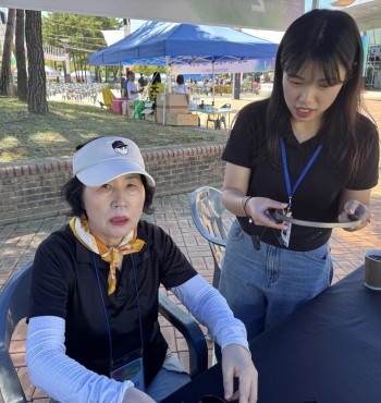 영월평생학습축제 체험부스에서 청소년과 지역 주민들을 대상으로 뇌파 측정 체험 프로그램을 진행하였습니다.
참여자들은 간단한 장비를 통해 자신의 뇌파를 직접 확인하며, 현재의 긴장 정도와 집중 상태를 눈으로 살펴볼 수 있었습니다. 이를 바탕으로 마음의 상태를 이해하고, 정서적 안정과 건강한 생활 습관의 중요성에 대해 생각해보는 뜻깊은 시간이 되었습니다.
특히 청소년들에게는 스트레스 관리와 자기 돌봄의 필요성을 체감할 수 있는 기회가 되었고, 지역 주민들에게도 일상 속에서 마음 건강을 지키는 방법을 돌아보는 계기가 되었습니다.