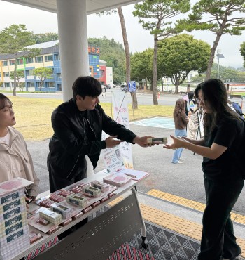 석정여자고등학교 학생들을 대상으로 생명존중 캠페인을 진행하였습니다.

이번 캠페인은 생명의 소중함을 되새기고, 서로를 존중하고 배려하는 학교문화를 조성하기 위해 마련되었습니다. 학생들에게 생명존중의 의미와 일상생활 속에서 실천할 수 있는 방법을 안내하고, 도움이 필요할 때 주변의 도움을 요청하는 것의 중요성을 함께 전달하였습니다.

또한 학생들이 캠페인 내용을 자연스럽게 접하고 관심을 가질 수 있도록 생명존중 홍보 리플렛과 립밤을 준비하여 배부하였습니다. 특히 날씨가 쌀쌀해지는 시기에 맞춰 립밤을 함께 전달하며 학생들에게 따뜻한 응원의 마음을 전했습니다.