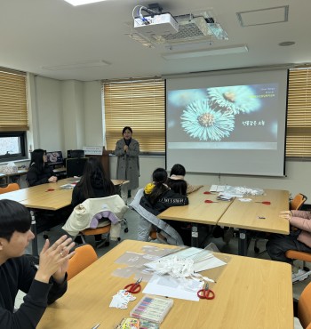 12월 16일 토요일 영월군상담복지센터 2층 집단상담실에서 초.중.고를 대상으로 한 원예치료 프로그램을 진행하였습니다 ~^^ 
꽃을 통해 마음을 안정시키고 스트레스를 푸는 좋은 시간이었고 만든 꽃을 감사한 사람에게 전달하도록하였습니다~