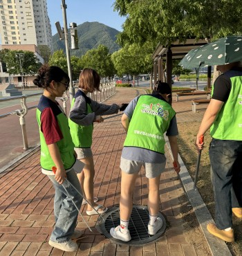 관내 고등학교 학생들로 구성된 또래 상담 연합회가 발대식을 진행하고 처음 갖는 활동으로 플로깅활동을 진행했습니다~

센터 인솔자 선생님들과 또래연합회 학생들이 한 팀을 이뤄 동강 둔치와 센터  주변으로 플로깅활동을 진행했습니다.

또래 연합회 회원으로 소속감을 느끼며 봉사하는 마음으로 진행한 뜻깊은 시간이었습니다~ ^^