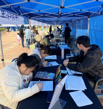 제8회 영월 평생 학습 축제에서 저희 영월군청소년상담복지센터는 색채 심리 부스를 운영했습니다~
많은 분들이 찾아주셔서 색채 심리 검사를 통한 각자의 퍼스널 컬러도 찾고 의미 있는 시간을 보냈습니다~