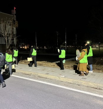 저희 센터에서는 2월 5일 영월 시내를 중심으로 영월경찰서, 유해환경감시단 등 여러 기관과 함께 야간 순찰을 실시하였습니다~
이번 순찰에서는 유해환경감시에 초점을 두었으며 센터 홍보 및 선도활동을 이어갔습니다~^^