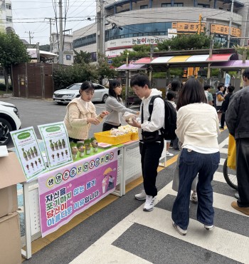 영월군청소년상담복지센터에서는 생명존중 문화를 조성하고 청소년들이 생명의 소중함을 생각해볼 수 있도록 영월초등학교에서 생명존중 캠페인을 진행하였습니다.

이번 캠페인에서는 학생들에게 생명의 소중함과 서로를 존중하는 마음을 전달하고, 일상 속에서 생명을 소중히 여기는 실천의 의미를 알리고자 하였습니다.

특히 학생들에게 잔디인형을 나누어 주며 직접 물을 주고 정성껏 키워보는 활동을 안내하였습니다. 잔디인형을 돌보며 생명이 자라나는 과정을 자연스럽게 경험하고, 작은 생명도 관심과 돌봄이 필요하다는 점을 생각해볼 수 있도록 하였습니다.

앞으로도 영월군청소년상담복지센터는 청소년들이 자신과 타인의 생명을 소중히 여기고, 서로를 존중하며 건강하게 성장할 수 있도록 다양한 생명존중 활동을 지속적으로 추진하겠습니다.

“소중한 생명, 함께 존중해요.”