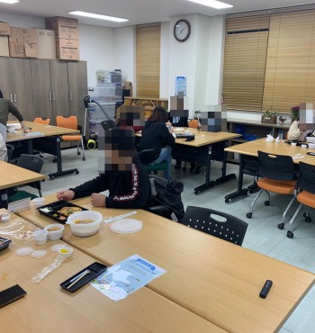 10월 14일에 센터 집단상담실에서 청소년동반자 대상 청소년들과 그 가족들을 대상으로 가족 친밀감 향상 프로그램 '가족과 함께 HEALING해요!' 가 진행되었습니다. 
일과 후 가족들과 함께 시간을 보내기 위하여 5가정이 모여서 함께 식사를 하고, 보드게임, 승검초단자 만들기, 스트레스 완화를 위한 룸스프레이 만들기를 하였습니다. 
프로그램을 통해 가족과 상호작용 및 소통시간을 가지며 심리적 거리감을 줄이고 가족 친밀감이 향상되는 시간이 되었습니다.