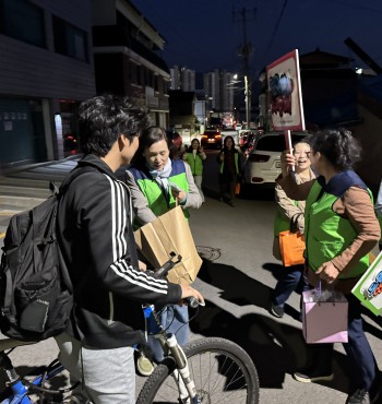 2025년 4월 24일 본 센터는
영월보호관찰협의회,  1388청소년지원단과 합동하여 영월 관내를 중심으로 야간 아웃리치를 진행했습니다~
청소년들에게 센터의 홍보물품을 나눠주며 센터와 1388청소년지원단에 대해 홍보 활동을 진행했고, 위기 청소년 발굴 활동을 진행했습니다~