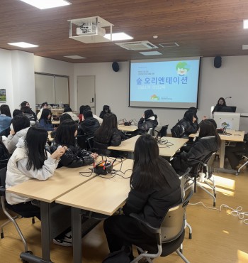 12월 8일, 석정여중 2학년 친구들 80여 명과 함께
국립제천치유의숲 체험과 영월시네마 영화관람을 진행했습니다.

우드버닝과 디퓨저 만들기 등 숲에서의 치유 활동도 즐기고,
영화로 힐링하는 시간도 가졌어요!
1·2조로 나누어 안전하게 움직이며 하루를 알차게 보냈습니다.
학생들에게 자연 속 쉼과 즐거운 문화 경험을 선물할 수 있었습니다.

앞으로도 청소년들에게 행복한 경험을 전할 수 있도록 노력하겠습니다 ????