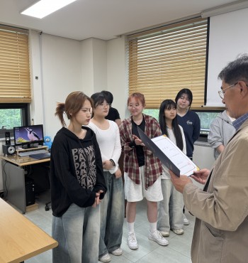 25년 또래상담연합회 발대식을 5월 15일 목요일 센터 집단상담실에서 진행했습니다~
이번 또래상담연합회는 또래상담에 관심있는 고등학생들이 신청해주었습니다. 또한 또래상담자 청소년들은 일전에 미리 또래상담자 기본교육을 이수한 학생들로 구성되어있습니다.
온 한해동안 다양한 프로그램과 활동들로 또래상담자로서 청소년들의 역량을 넓이고 실질적인 또래상담자의 역할을 수행할 수 있도록 할 계획입니다.