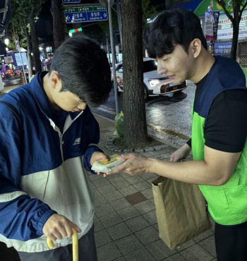 강원특별자치도 내 청소년상담복지센터가 같은 날 합동으로 진행한 홍보 활동에 참여하였습니다. 
1388청소년지원단원들도 함께해주셨습니다.
이번 홍보에서는 지역 주민과 청소년들을 대상으로 청소년 전화 1388을 안내하며, 청소년들의 고민 상담 및 긴급 지원 체계를 알렸습니다. 
또한 홍보물품(물티슈)을 배포하여 센터의 역할과 서비스를 친근하게 전달하였습니다. 
이번 합동 홍보를 통해 청소년들에게 필요한 상담·지원 자원을 더욱 널리 알리는 계기가 되었습니다.