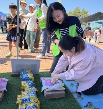 영월군청소년상담복지센터는 제104회 어린이날 기념행사에 참여하여
‘스트레스 뿌셔뿌셔’ 체험부스를 운영하였습니다.

참여자들이 조립식 격파판을 직접 격파하며 스트레스를 해소할 수 있도록 구성하였으며, 체험 후 간식(뿌셔뿌셔)을 제공하여 즐거운 경험을 더하였습니다.

현장에서는 많은 아동·청소년과 가족들이 참여하여 활발한 체험이 이루어졌으며, 참여자들의 높은 관심과 긍정적인 반응 속에 성황리에 운영되었습니다.
