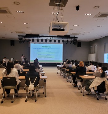 영월·평창·정선 3개 청소년상담복지센터 또래상담연합회가 영월 하이힐링원에 모여 뜻깊은 하루를 함께했습니다.
이번 워크숍에서는 또래상담자의 역량 강화를 위한 교육과 레크리에이션 활동, 그리고 모두가 한마음으로 참여한 합동 도미노 만들기 활동이 진행되었습니다.
지역의 또래상담자들이 서로 교류하고 협력하며, 한층 성장할 수 있는 소중한 시간이었습니다. 앞으로도 청소년들이 서로를 이해하고 지지할 수 있는 건강한 또래문화 확산을 위해 함께하겠습니다. ????✨