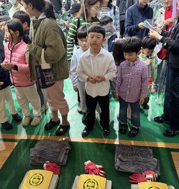 2025년 05월 03일 영월군스포츠파크에서 제103회 어린이날 기념행사에 참여하여  체험 부스를 1388청소년지원단과 함께 운영하였습니다~
이번 체험 부스는 어린이들의 고민을 스티커로 붙여보게하고 그 고민을 격파대에서 격파하여 날려버린다는 취지를 가지고 진행하였습니다.
격파에 성공한 참가자들에게 간식(뿌셔뿌셔)를 제공하고, 1388청소년지원단 홍보 부채를 배부하는 식으로 진행되었습니다.
이번 체험 부스를 통해 아이들의 고민과 스트레스에 대해 파악하고, 조금이나마 스트레스 해소에 도움을 주는 자리를 마련했습니다.
또한, 1388청소년지원단을 알리는 홍보부채를 배부하며 역할에 대해 홍보하는 계기를 마련했습니다.
체험부스는 시작 전부터 참가자들의 눈길을 끌었으며 대기줄이 길어지는 만큼 관심도 대단했습니다.
그에따라 체험부스 종료 시간 전에 모든 홍보물품을 소진하는 실적을 만들어냈습니다.
앞으로도 지역 행사 및 각종 활동에 적극 참여하여 센터와 1388청소년지원단을 더욱더 알리도록 할 예정입니다~